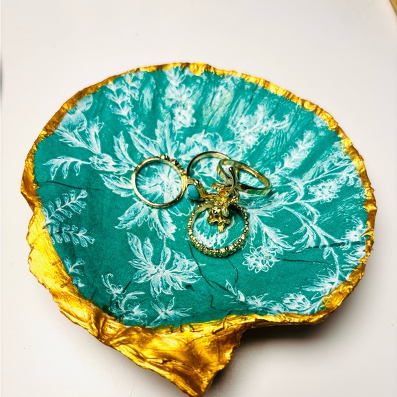 Handcrafted shell ring dish with green w/white hibiscus floral decoupage design. - Picture 3 of 6